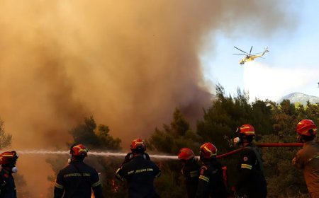 Yunanistan alevlere teslim. İki yangın söndürme helikopteri havada çarpıştı