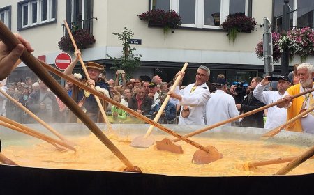 Belçika festivalinde dev omlet için 7 bin 200 yumurta kırıldı