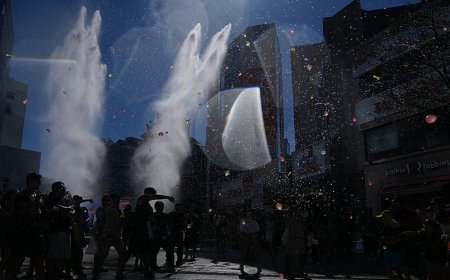 Tokyo'da geleneksel festival sokakları su savaşına çevirdi