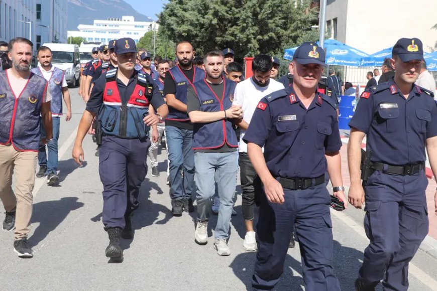 Yaşlı kadının 4 milyonluk altınını aldılar. Dolandırıcılar "Günlük dolgun ücretli iş" ilanıyla buldukları kuryeyi kullanmış