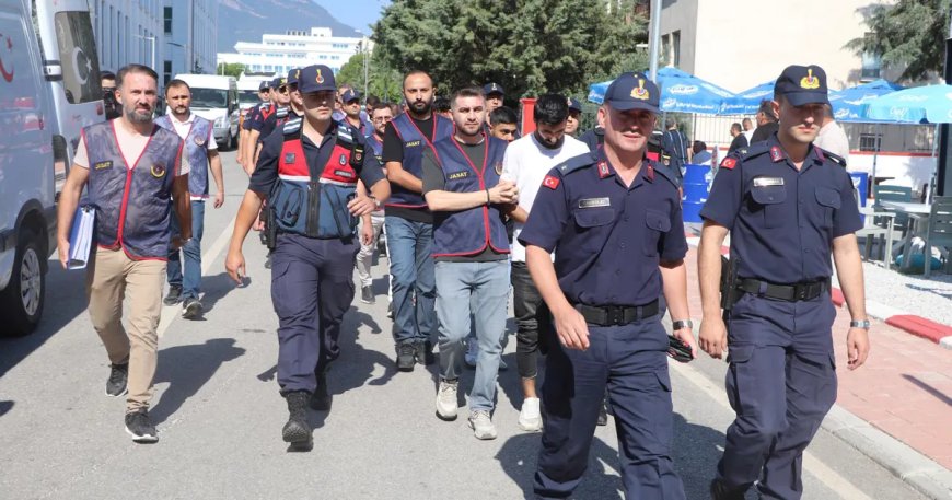 Yaşlı kadının 4 milyonluk altınını aldılar. Dolandırıcılar "Günlük dolgun ücretli iş" ilanıyla buldukları kuryeyi kullanmış