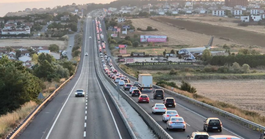 İstanbul'dan Tekirdağ'a hafta sonu akını: Kilometrelerce araç kuyruğu oluştu