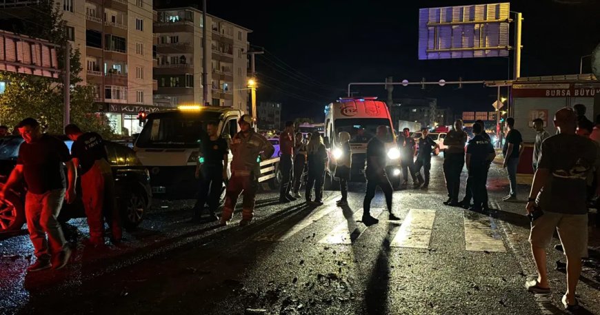 Kırmızı ışık ihlali kazaya neden oldu. 1’i ağır 5 yaralı