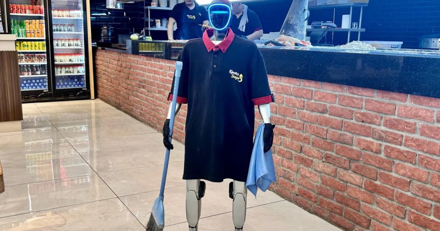 Robot garson, müşterilerin ilgi odağı oldu: Zam isteyip izin peşinde koşuyor