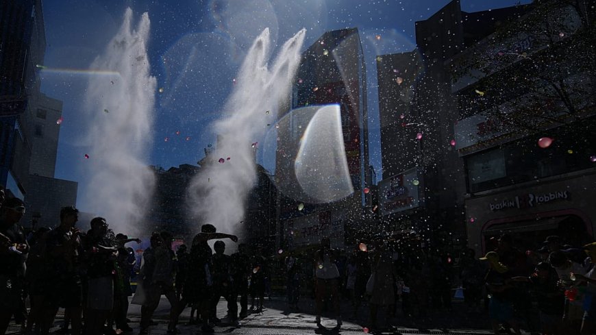 Tokyo'da geleneksel festival sokakları su savaşına çevirdi